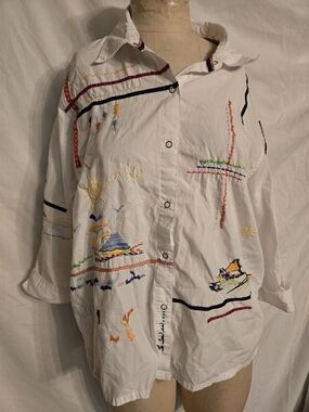 Vintage White Button-Front Short Sleeve Tee with Colorful Embroidery